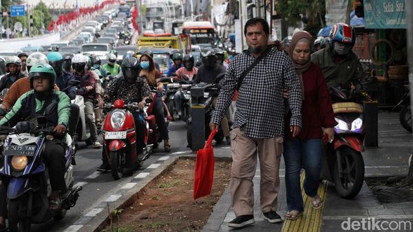 Tolong! Pemotor Serobot Trotoar Ancam Keselamatan Pejalan Kaki