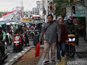 Tolong! Pemotor Serobot Trotoar Ancam Keselamatan Pejalan Kaki