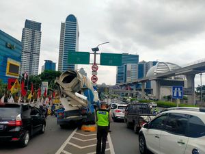 Truk Molen Tabrak Tiang Rambu di Gatsu Arah Cawang, Lalin Macet