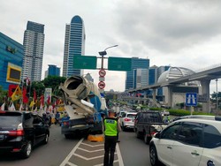 Truk Molen Tabrak Tiang Rambu di Gatsu Arah Cawang, Lalin Macet
