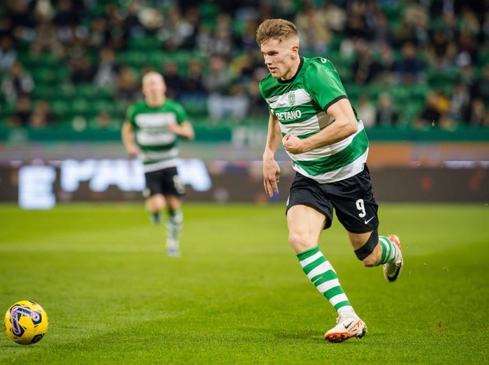LISBON, PORTUGAL - 2024/01/05: Viktor Gyokeres of Sporting CP in action during the Liga Portugal Betclic match between Sporting CP and Estoril Praia at Estadio Jose Alvalade. (Final score: Sporting CP 5 - 1 Estoril Praia). (Photo by Henrique Casinhas/SOPA Images/LightRocket via Getty Images)