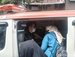 Warga Sesak Napas gegara Asap Hitam di Basemen Pasar Baru Bandung