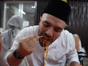 YouTuber Dubai Cicip Mie Super Pedas dan Kisah Petani Pepaya Sukses YouTuber Dubai Cicip Mie Super Pedas dan Kisah Petani Pepaya Sukses