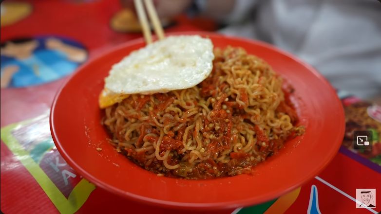 YouTuber Dubai cobain Indomie Goreng Pedas di Warmindo Abang Adek