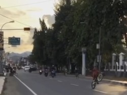 Viral Bocah Freestyle Sepeda di Depan Kantor DPRD Mamuju, Polisi Turun Tangan
