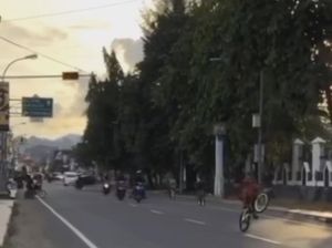 Viral Bocah Freestyle Sepeda di Depan Kantor DPRD Mamuju, Polisi Turun Tangan Viral Bocah Freestyle Sepeda di Depan Kantor DPRD Mamuju, Polisi Turun Tangan