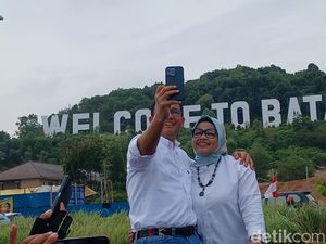 Anies Berfoto di Monumen Welcome to Batam Saat Kampanye di Batam Anies Berfoto di Monumen Welcome to Batam Saat Kampanye di Batam