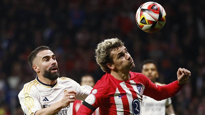 Soccer Football - Copa del Rey - Round of 16 - Atletico Madrid v Real Madrid - Metropolitano, Madrid, Spain - January 18, 2024 Real Madrids Dani Carvajal in action with Atletico Madrids Antoine Griezmann REUTERS/Juan Medina