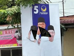 Detik-detik Baliho Anies di Medan Dirusak OTK yang Terekam CCTV