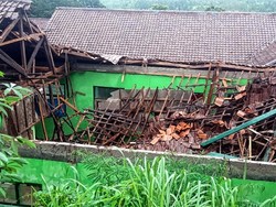 Diguyur Hujan Deras, Ruang Komputer SMPN 2 Sukabumi Ambruk