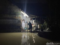 Emak Odah Bertahan di Rumah Meski Terendam Banjir 18 Jam