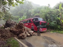 Bongkahan Batu Raksasa Tutup Jalur Pacitan-Solo, Lalin Sempat Tersendat