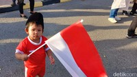 Mereka memakai kaos Timnas dan bendera Indonesia. 