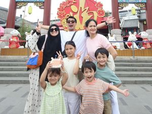 Gaya Donna Harun Liburan Bareng Cucu Bikin Salfok, 55 Tahun Tetap Awet Muda Gaya Donna Harun Liburan Bareng Cucu Bikin Salfok, 55 Tahun Tetap Awet Muda