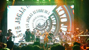 Momen Ambyar Kapolri Nyanyi dan Joget Bareng Warga Jogja