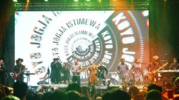 Momen Ambyar Kapolri Nyanyi dan Joget Bareng Warga Jogja