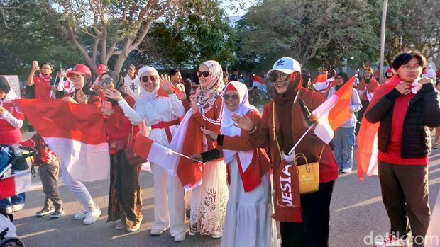 Fans Indonesia berjoget jelang laga lawan Vietnam di Piala Asia 2023.