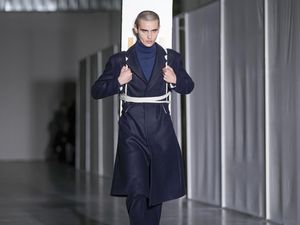 Hidup Lagi Capek-capeknya Malah Lihat Model Viral Catwalk Gendong Beton