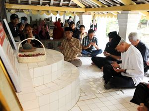 Ganjar Ziarah ke Makam Pendiri Ponorogo dan Kiai Ageng Besari di Jatim