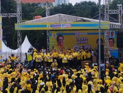 Warga Bandung Antusias Senam Gemoy Bareng Golkar Meski Diguyur Hujan