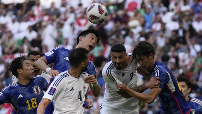 Iraqs Rebin Ghareeb Adhamat, second right, makes an attempt to score during the Asian Cup Group C soccer match between Iraq and Japan at the Education City Stadium in Al Rayyan, Qatar, Friday, Jan. 19, 2024. (AP Photo/Aijaz Rahi)