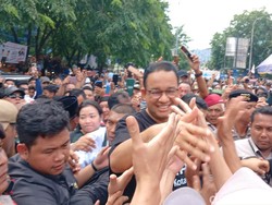 Kampanye di Batam, Anies Pakai Kaus Batam 40+ Kota Maju-Diteriaki Presiden