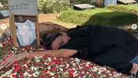 7 Foto Kaneishia Putri Dede Yusuf yang Tengah Disorot, Haru Peluk Makam Pacar