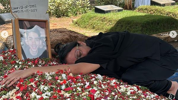 7 Foto Kaneishia Putri Dede Yusuf yang Tengah Disorot, Haru Peluk Makam Pacar