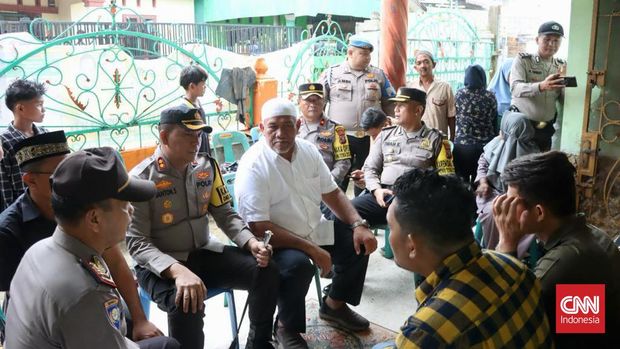 Kapolres Pelabuhan Belawan, AKBP Janton Silaban, melayat ke rumah duka atas meninggalnya korban. Dalam kesempatan itu, AKBP Janton Silaban menyampaikan permintaan maaf. (CNNIndonesia/Farida)