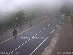 Jalan Jogja-Wonosari Berkabut dan Hujan Pagi Ini, Harap Berhati-hati!