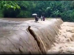 Pilu Warga Kedungwanglu Puluhan Tahun Selalu Terisolir Saat Hujan Deras