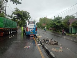 Minibus Pengangkut Rombongan Wisatawan Terguling di Jalan Wates Kulon Progo