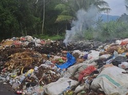 Warga di Pinrang Keluhkan Sampah Menumpuk Nyaris Tutupi Jalan, Bau Menyengat