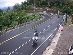 Lalin Jalan Wonosari Gunungkidul Ramai, Hati-hati Jalan Licin!