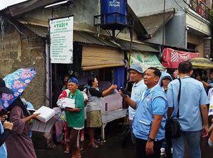 Habiburokhman dan Laskar Prabowo 08 Bagikan Susu-Makan Siang Gratis di Jaktim