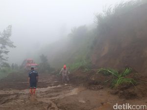 Longsor Tutup Jalan Boyolali-Magelang di Selo Longsor Tutup Jalan Boyolali-Magelang di Selo
