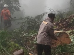 Tebing 15 Meter Longsor Tutup Akses Jalan Desa Sukalaksana Garut