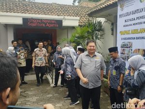 Airlangga Beri Bantuan Beras-BLT ke Warga Bandung: Bukan Kebutuhan Pemilu