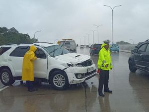 Mobil Alami Aquaplaning sampai Tabrak Pembatas Jalan di Km 6 Tol Desari