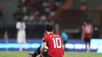 Mohamed Salah absen di laga melawan Cape Verde karena cedera di laga sebelumnya. Ia kini akan meninggalkan skuad Mesir untuk melanjutkan proses pemulihan di Liverpool. Foto: Getty Images/MB Media