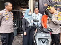 Pemilik Warung di Gresik Ini Bersyukur Motornya yang Dicuri Dikembalikan Polisi