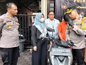 Pemilik Warung di Gresik Ini Bersyukur Motornya yang Dicuri Dikembalikan Polisi Pemilik Warung di Gresik Ini Bersyukur Motornya yang Dicuri Dikembalikan Polisi