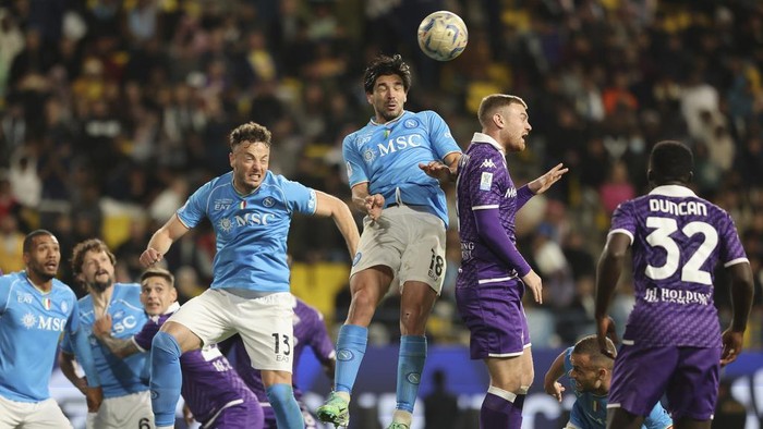 Napolis Giovanni Simeone, center, jumps for the ball during the Italian Super Cup Semi-final soccer match between Fiorentina and Napoli at Al Awwal Park Stadium in Riyadh, Saudi Arabia, Thursday, Jan. 18, 2024. (AP Photo)