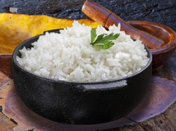 Jangan Salah! Begini Cara Hangatkan Nasi Pakai Microwave