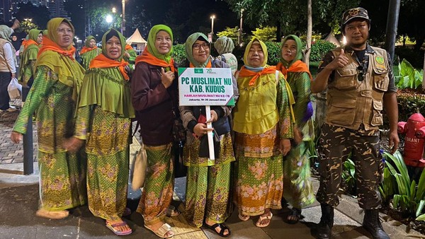 Nunu (ketiga dari kanan) bersama rombongan dari Kudus tiba di GBK Jakpus untuk mengikuti Harlah ke-78 Muslimat NU, Jumat (19/1/2023). Nunu (ketiga dari kanan) bersama rombongan dari Kudus tiba di GBK Jakpus untuk mengikuti Harlah ke-78 Muslimat NU, Jumat (19/1/2023).
