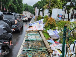 Pagar Taman Roboh Gegara Baliho, Bawaslu DKI: Itu Bukan Tempat Pasang APK