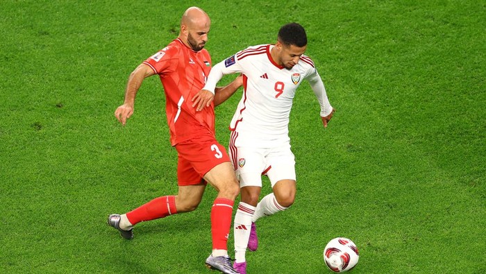 Soccer Football - AFC Asian Cup - Group C - Palestine v United Arab Emirates - Al Janoub Stadium, Al Wakrah, Qatar - January 18, 2024 Palestines Mohammed Rashid in action with United Arab Emirates Ali Saleh REUTERS/Molly Darlington