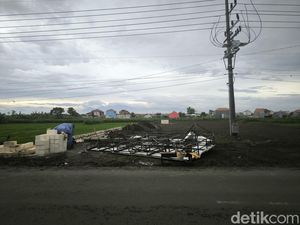 Papan Reklame Roboh Imbas Angin Kencang Timpa Pengendara Motor di Gresik Papan Reklame Roboh Imbas Angin Kencang Timpa Pengendara Motor di Gresik