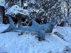 Keren! Bapak dan Anak Bikin Patung Salju, Jadi Wisata Warlok