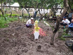 Isak Tangis Warnai Pemakaman Siswa SMAN 1 Sidoarjo Korban Laka di Ngawi